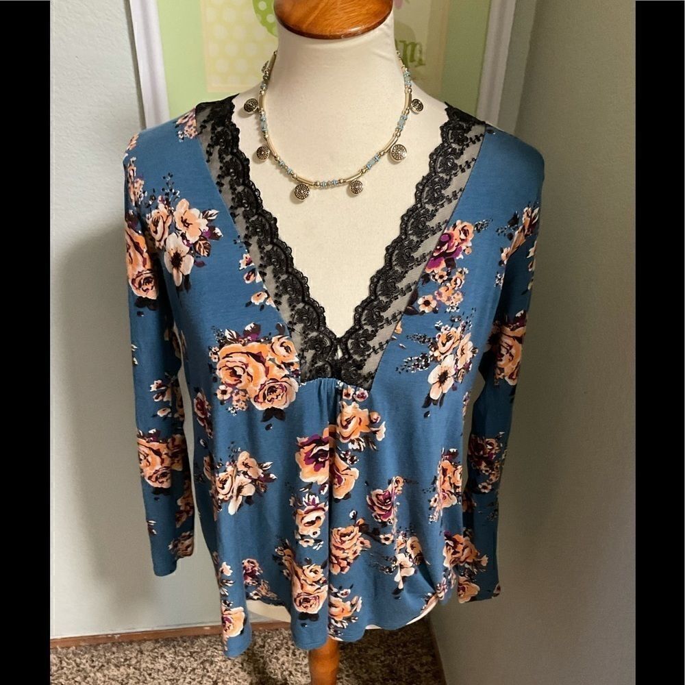 EUC DayTrip Lace V-Neck Long Sleeve Top #83